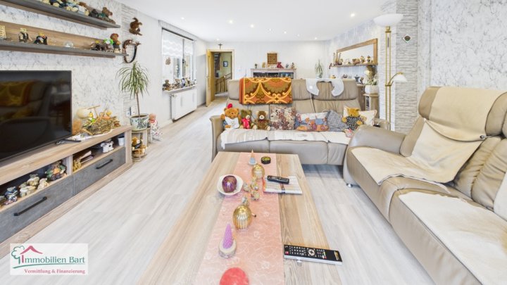 GRENZNÄHE: FREISTND. WOHNHAUS / 200 M² WFL. / GARTEN + GARAGE IN TOP WOHNLAGE