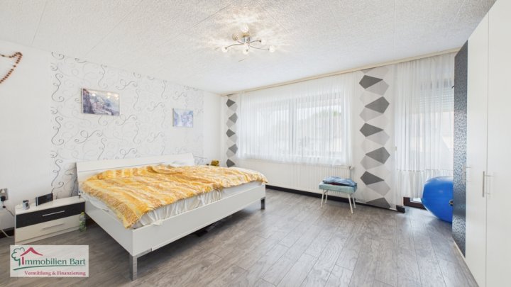 GRENZNÄHE: FREISTND. WOHNHAUS / 200 M² WFL. / GARTEN + GARAGE IN TOP WOHNLAGE