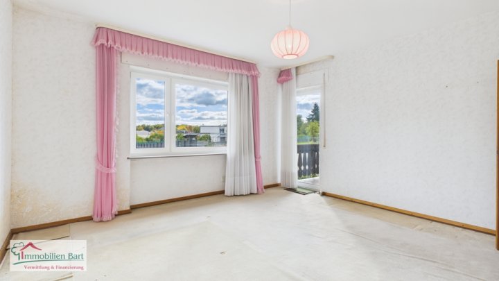 GRENZNÄHE: FREISTND. WOHNHAUS / 200 M² WFL. / GARTEN + GARAGE IN TOP WOHNLAGE