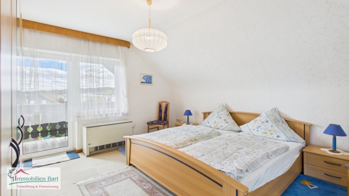 GRENZNÄHE: FREISTND. WOHNHAUS / 200 M² WFL. / GARTEN + GARAGE IN TOP WOHNLAGE