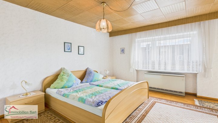 GRENZNÄHE: FREISTND. WOHNHAUS / 200 M² WFL. / GARTEN + GARAGE IN TOP WOHNLAGE