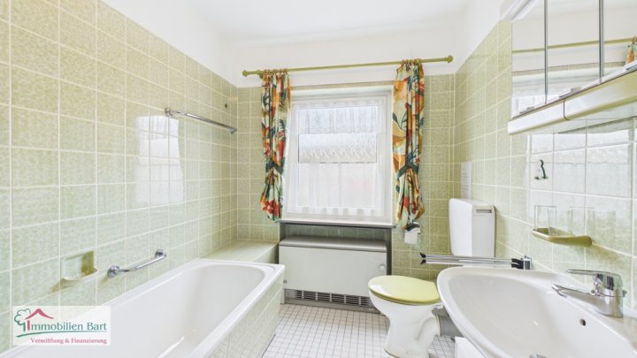 GRENZNÄHE: FREISTND. WOHNHAUS / 200 M² WFL. / GARTEN + GARAGE IN TOP WOHNLAGE