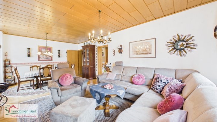 GRENZNÄHE: WOHNHAUS MIT MIETWOHNUNG / GARAGEN UND GARTEN IN TOP WOHNLAGE!