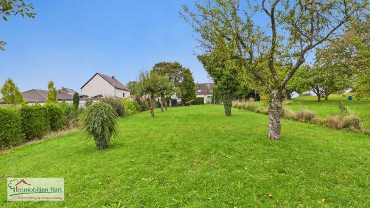 GRENZNÄHE: WOHNHAUS MIT MIETWOHNUNG / GARAGEN UND GARTEN IN TOP WOHNLAGE!