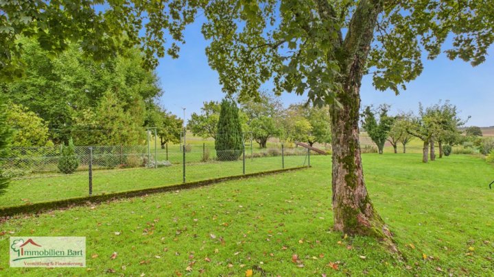 GRENZNÄHE: WOHNHAUS MIT MIETWOHNUNG / GARAGEN UND GARTEN IN TOP WOHNLAGE!