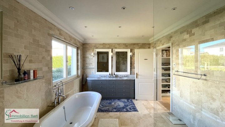 DESIGNERVILLA MIT POOL AN DER LUXEMBURGISCHEN GRENZE!