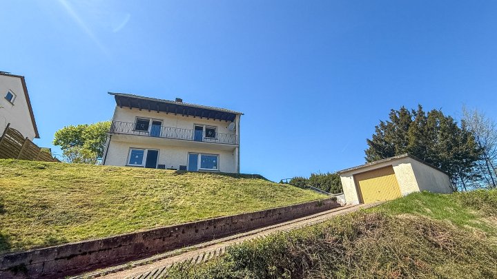 FAMILIENGLÜCK - Freistehendes Einfamilienhaus mit großem Garten und Garage in 66971 Wallhalben