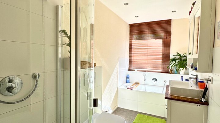 Freistehendes saniertes Familienparadies, mit Bauplatz in toller Lage von Riegelsberg