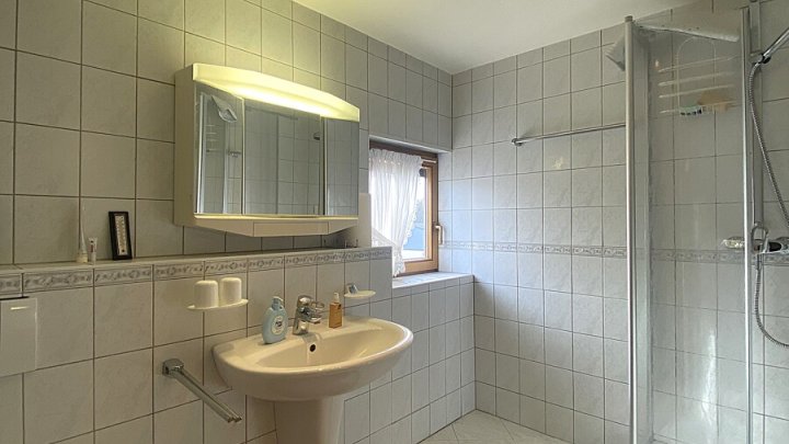 KEINE VERMITTLUNGSGEBÜHREN ! EINFAMILIENHAUS, FREISTEHEND,RUHIGE LAGE IN SCHOENECK/FR, NÄHE SB