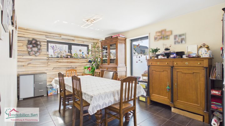 GRENZE L-SCHENGEN: WOHNHAUS MIT KELLER, 2 GARAGEN UND GARTEN IN TOP WOHNLAGE