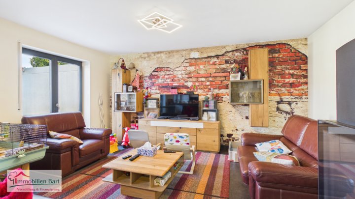 GRENZE L-SCHENGEN: WOHNHAUS MIT KELLER, 2 GARAGEN UND GARTEN IN TOP WOHNLAGE