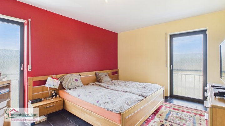 GRENZE L-SCHENGEN: WOHNHAUS MIT KELLER, 2 GARAGEN UND GARTEN IN TOP WOHNLAGE