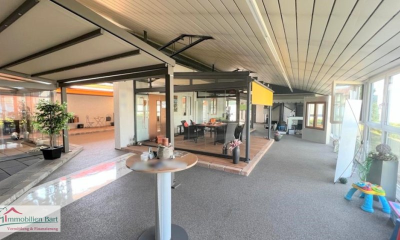 AN DER A8 ! Ausstellungshalle mit Wohnhaus auf 40 Ar Grundstück!