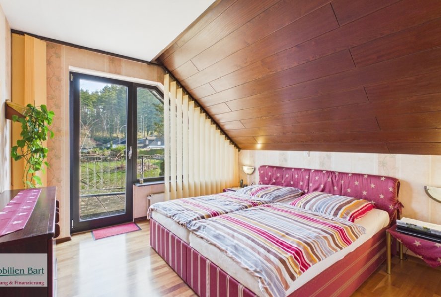 Schlafzimmer mit Zugang zum Balkon 