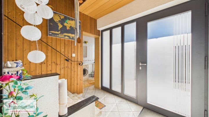 GRENZNÄHE LUXEMBURG: 2 WOHNEINHEITEN / PV-ANLAGE / 4 GARAGEN / SCHÖNER GARTEN IN TOP LAGE