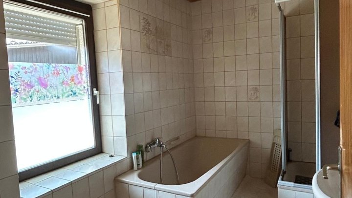 Renovierungsbedürftiges einseitig angebautes 1 FH mit Ausbaupotenzial in 66589 Merchweiler