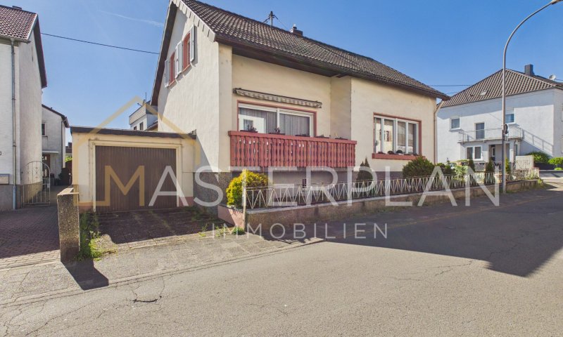 Teilrenoviert und freistehend: EFH mit Garage in Saarlouis-Roden