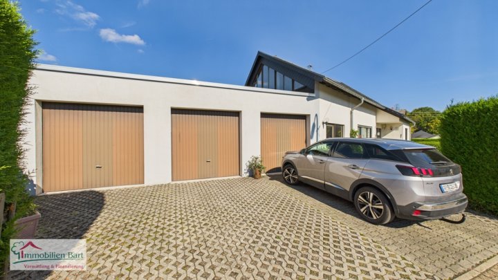 GRENZNÄHE LUXEMBURG: 2 WOHNEINHEITEN / PV-ANLAGE / 4 GARAGEN / SCHÖNER GARTEN IN TOP LAGE