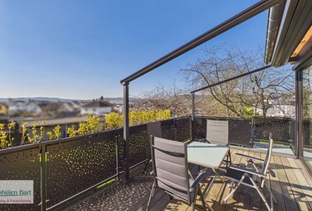 sonniger Balkon mit Blick auf die Luxemburgischen Weinberge