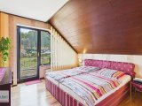 Schlafzimmer mit Zugang zum Balkon 
