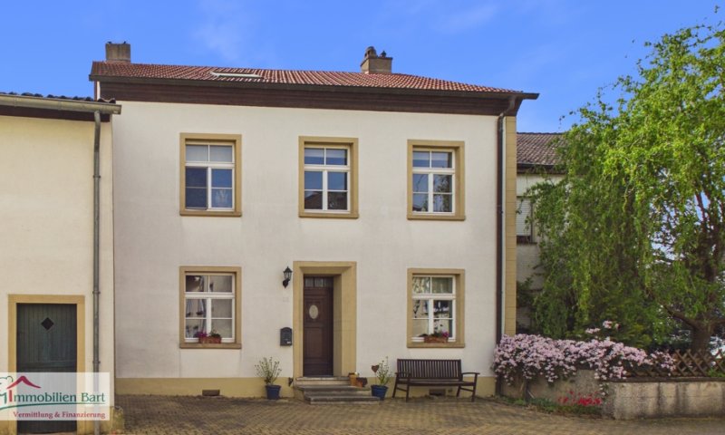 GRENZE L-SCHENGEN: EHEM. BAUERNHAUS MIT FLAIR/GR. GARAGE U. SCHEUNE/5 SCHLAFZ./ GARTEN NACH WESTEN