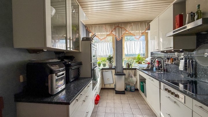 GROßZÜGIG - Einfamilienhaus mit Einliegerwohnung, Indoorpool und großzügigem Garten