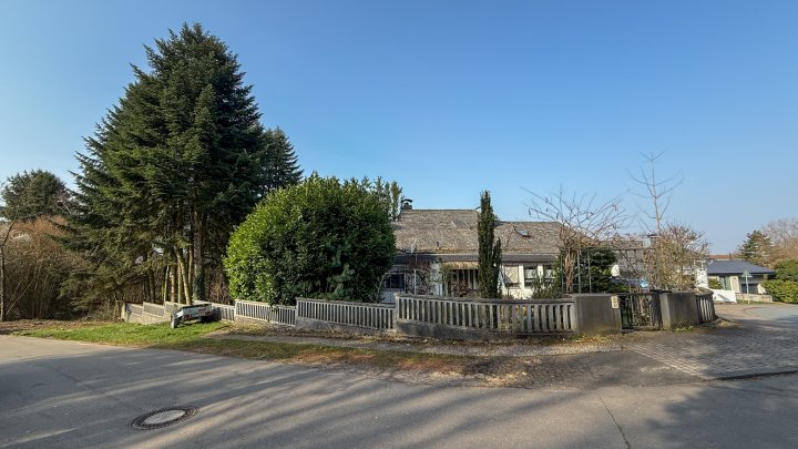 GROßZÜGIG - Einfamilienhaus mit Einliegerwohnung, Indoorpool und großzügigem Garten