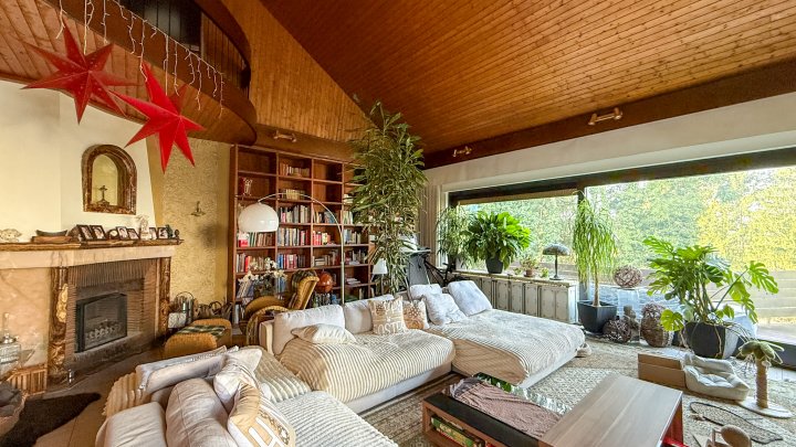 GROßZÜGIG - Einfamilienhaus mit Einliegerwohnung, Indoorpool und großzügigem Garten
