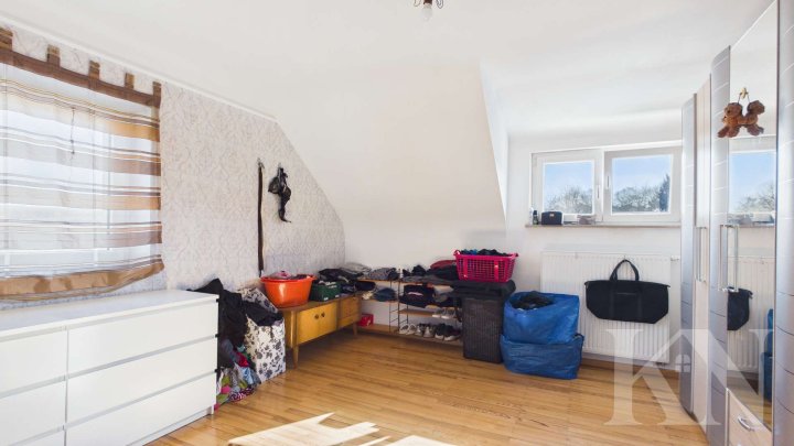 Großzügige Doppelhaushälfte mit ca. 166 m² Wohnfläche und vielseitigem Nutzungspotenzial
