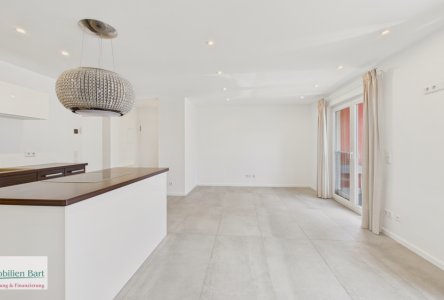 offener Wohn-/Essbereich mit Küche und Zugang zum Balkon
