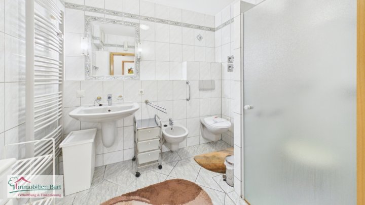 PERL:

ALTERSGERECHTE ERDGESCHOSSWOHNUNG MIT TERRASSE IN DER SENIORENGALERIE MOSELPARK!