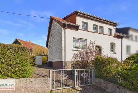 Seitenansicht mit Einfahrt zum Garten