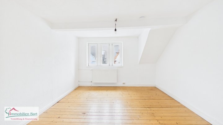 GELEGENHEIT! WOHNUNG ZUR SELBSTNUTZUNG + ATTRAKTIVE MIETEINNAHMEN AUS GEWERBEVERMIETUNG