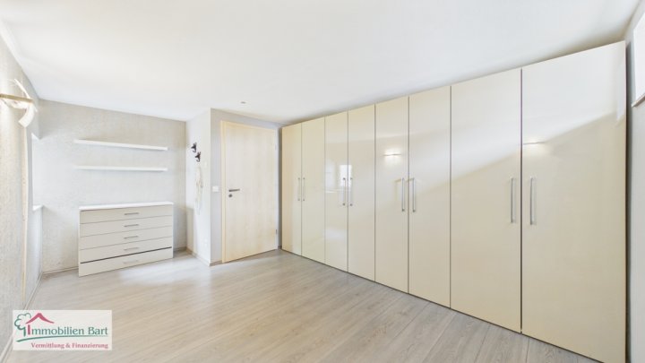 PERL-OBERLEUKEN: 

Moderne EG-Wohnung - Ideal auch für Pendler!