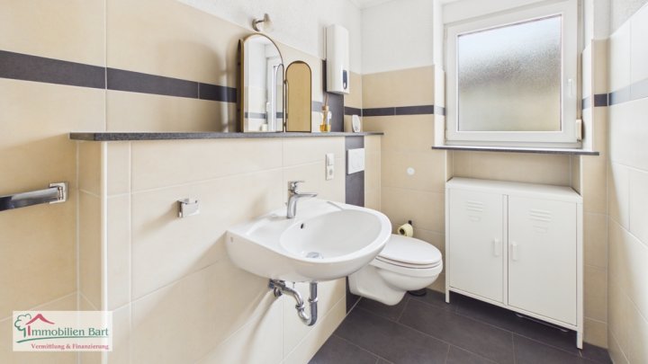 PERL-OBERLEUKEN: 

Moderne EG-Wohnung - Ideal auch für Pendler!