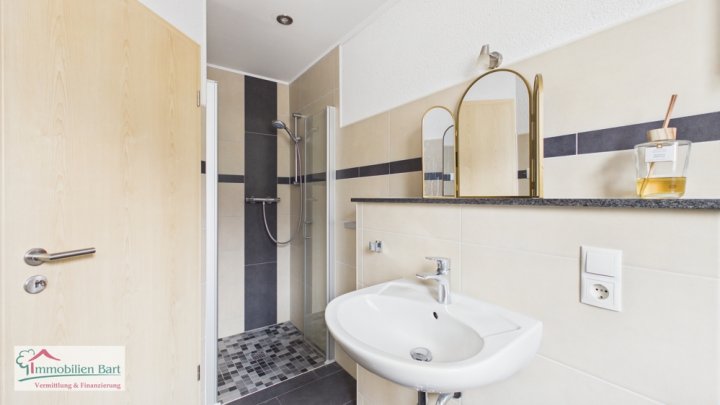 PERL-OBERLEUKEN: 

Moderne EG-Wohnung - Ideal auch für Pendler!