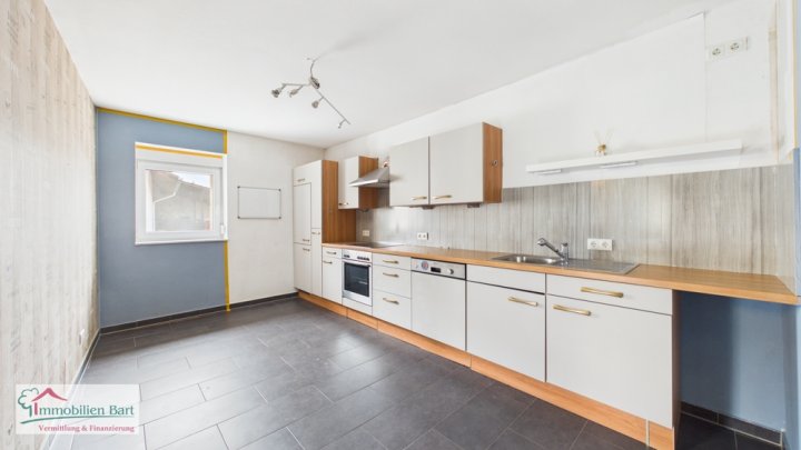 GRENZNÄHE LUXEMBURG:

90 M2 WOHNUNG / 2 KFZ-STELLPLÄTZE UND BALKON!