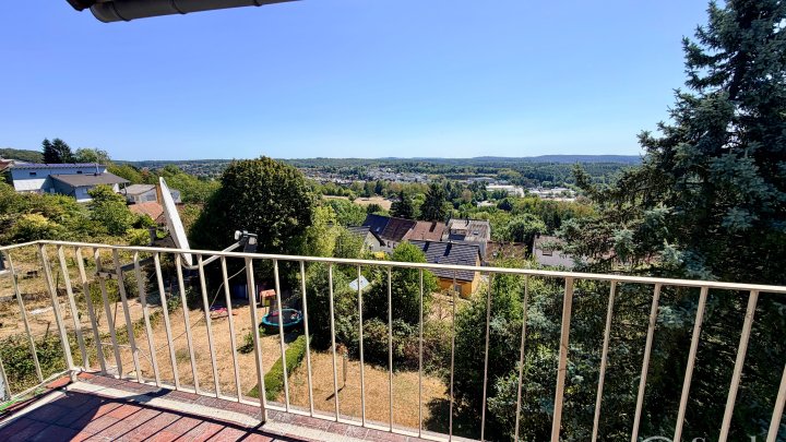 Erstbezug nach Sanierung -  ab September - Helle 2-Zimmer-Wohnung mit Balkon und Panoramablick