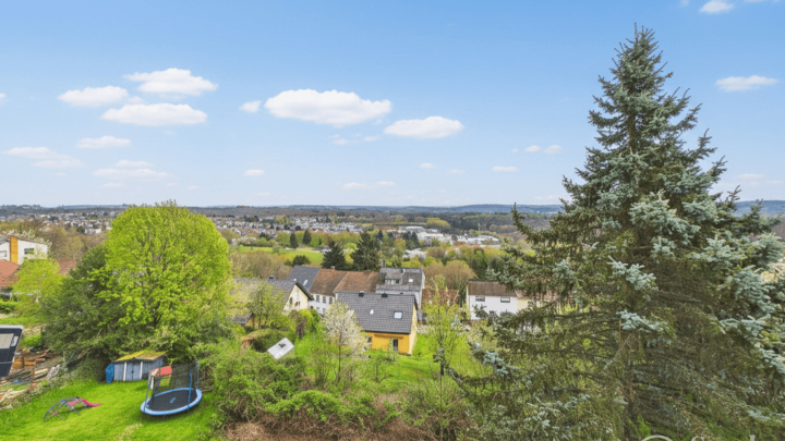 Erstbezug nach Sanierung -  ab September - Helle 2-Zimmer-Wohnung mit Balkon und Panoramablick